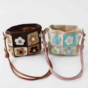 Bolso cruzado de punto con cuatro flores y diseño de copo de nieve con bloques de color, estilo Pascua; Regalo de cumpleaños para hermana, cinturón Melanin - Product Image 5