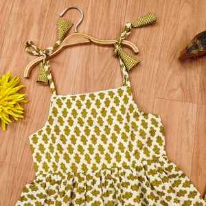 Ensemble haut et pantalon en coton à fleurs pour filles Shoryam Fashion, haut à volants, pantalon à chevrons |   Vêtements de fête ethniques d'été pour enfants, imprimés Jaipuri, séchage rapide - Product Image 3