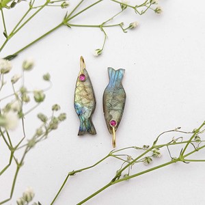 Pendentif de poisson en pierre de lune blanche naturelle 24x7mm poisson sculpté à la main breloque bijoux en argent faisant cadeau pour les femmes fournitures en gros - Product Image 2