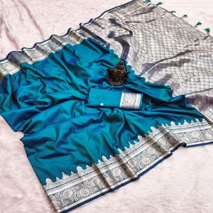 ผ้าไหมบาแนรัสแท้ VASTRA COTTAGE พร้อมลายปักด้วยด้ายซารีทั่วผืน ดีไซน์หรูหราด้วยพัลลูที่สวยงาม และเสื้อไหมเนื้อนุ่มเข้าชุดกัน - Product Image 2