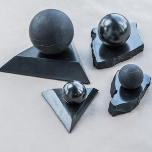 Pequeño soporte de shungita para una esfera o un huevo de 1.2-2 pulgadas (30-50 mm) - Product Image 3