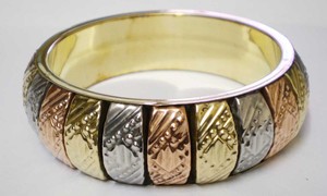 Brazalete de Cobre Texturizado Tricolor de Lujo para Mujer, Brazalete Ancho Segmentado de Moda, Elegante en Oro, Plata y Oro Rosa con Diseño Floral - Product Image 5