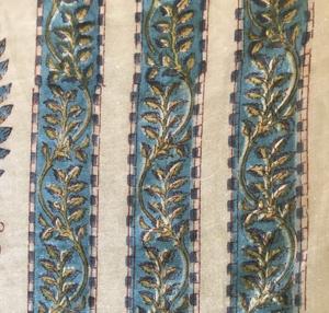 ผ้าฝ้ายพิมพ์ลายด้วยมือ ลายเพสลีย์ บูตะ พร้อมขอบลายดอกไม้ |   ผ้าสีขาวน้ำเงินอินเดีย - Product Image 3