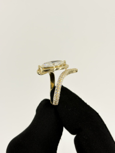 แหวนเพชรแล็บโกรว์ทองคำขาว 14K 18K ทรงมาร์คีส์ ขอบทองแหลม ดีไซน์ไขว้แบบแยกส่วน หลายแถว ประดับเพชรแบบปาเว่ เครื่องประดับชั้นดี - Product Image 4