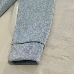 เสื้อผ้าแฟชั่นยอดนิยมสำหรับผู้ชายและผู้หญิง เสื้อกันหนาวสีเทา สไตล์สปอร์ต ทรงหลวม สำหรับฤดูหนาว - Product Image 4