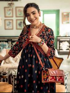 Vestido Maxi de Algodón 2026 de Alta Calidad con Bordado Cruzado y Motivos Étnicos Estampados en Negro y Naranja - Product Image 4