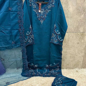 Shalwar kameez clásico de viscosa cristalina con parte inferior coordinada y un elegante dupatta de organza pesada. - Product Image 1