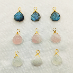 Pendentif en pierre semi-précieuse sculptée et gravée, certifiée IGI, de Jaipur, respectueuse de l'environnement, pour l'amour et la guérison - Product Image 1