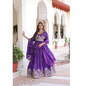 Conjunto Lehenga Choli de Calidad Premium en Dorado con Bordado Multihilo y Lentejuelas Zari para Mujeres, Ideal para Ocasiones Especiales - Product Image 1