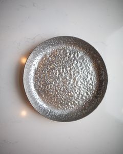 Plateau de service en aluminium de fabrication fiable pour une utilisation sur une table à manger moderne, offrant une surface de service propre et polie - Product Image 2