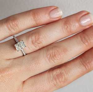 แหวนหมั้นเพชร CZ สีขาวตัดสดใสขนาด10x7มม. พร้อมสายคาดสีเงินสำหรับคู่แต่งงาน - Product Image 2