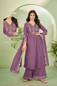 Graceful Anarkali Ensemble Kurti traditionnel indien 3 pièces en tissu Chinon avec belle broderie et travail manuel pour les mariages - Product Image 5