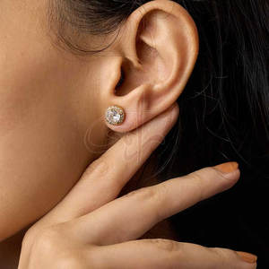 Boucles d'oreilles élégantes et subtiles, idéales pour les minimalistes, petites et rondes, finition dorée, clous d'oreilles - Product Image 4