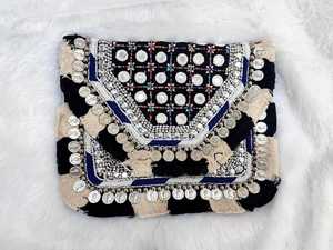 กระเป๋าคลัทช์ปักมือจากเส้นใยปอกระเจาธรรมชาติ ประดับด้วยลูกปัดและมุก  กระเป๋าถือสไตล์อินเดีย วินเทจ  แบบ Banjara  กระเป๋าคลัทช์ปักจากผ้าปอกระเจาแบบ Kutch - Product Image 4