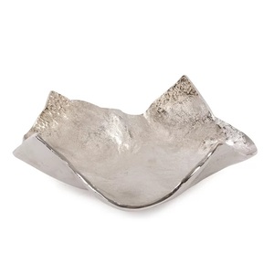 Bol décoratif en aluminium fabriqué à la main avec un design d'onde unique, idéal pour la présentation de fruits et l'utilisation de cadeaux. - Product Image 2