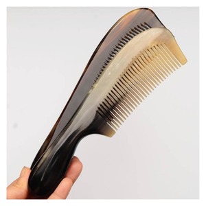 Peigne en corne naturelle fabriqué à la main pour le soin des cheveux Outil de toilettage stimulant le cuir chevelu antistatique pour hommes et femmes - Product Image 3