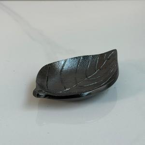 Juego de 3 Platos Decorativos Hechos a Mano con Diseño de Hoja Fundida, Vide-Poche con Acabado en Níquel Negro para Bodas y Fiestas al Precio Más Bajo en India - Product Image 6