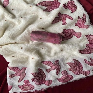 Sari de Tela Pura Crush VASTRA COTTAGE con Diseño de Aves en Panel, Detalles de Calado y Blusa de Diseñador, Ropa Festiva para Fiestas - Product Image 4