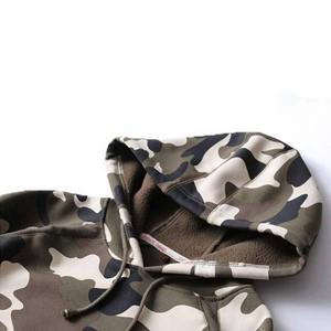 เสื้อฮู้ดดี้ลายพรางแบบสั่งทำขายส่งสำหรับผู้ชาย เสื้อฮู้ดดี้แฟชั่นลายพรางสำหรับฤดูใบไม้ร่วง เสื้อฮู้ดดี้โอเวอร์ไซส์แบบอุ่นสบาย รับผลิตตามแบบ OEM พร้อมพิมพ์ลายพรางตามสั่ง - Product Image 3