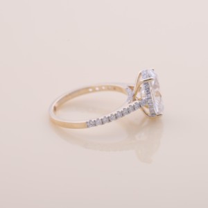 Bague de fiançailles/mariage solitaire en diamant de laboratoire de taille ovale certifié IGI, en or jaune/blanc/rose 14 carats avec bande pavée - Product Image 5