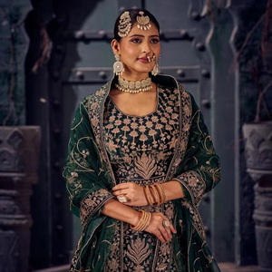 Premium Velvet Bridal Lehenga Full Heavy Jarkan Stonework Vestido de novia tradicional Nueva colección de diseñador para novias - Product Image 1