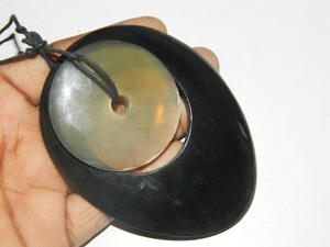 Pendentif artisanal en corne de buffle |   Collier avec pendentif en corne naturelle - Product Image 3