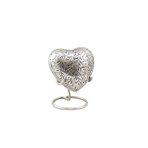 Urne funéraire artisanale en métal gravée en forme de cœur pour bébé, style américain, écologique et personnalisable. - Product Image 6