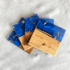 Ensemble de 4 sous-verres carrés bleu foncé en bois d'acacia résine rivière - Product Image 1