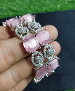 กำไลชุบสีเงินสุดพิเศษแบบอินเดียประดับเพชรเพทายทรงลูกบาศก์แบบดั้งเดิมกำไลข้อมือไข่มุกสไตล์อเมริกัน - Product Image 1