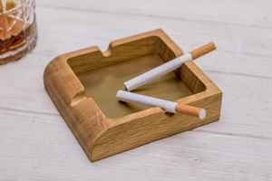 Cendrier en bois classique pour cigarettes et cigares |   Cendrier de table en bois massif fait main - Product Image 4