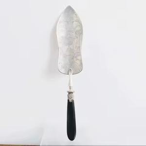 Ensemble professionnel de spatules à gâteau en métal avec poignée décorative, couteau à dessert et pelle à tarte pour la restauration - Product Image 4