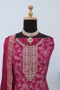 Salwar Kameez de viscosa pura con jacquard bordado y dupatta de seda, ideal para bodas de invierno, con parte inferior de Santoon, ropa india étnica moderna. - Product Image 4