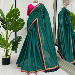 Ensemble de saris en coton Mul de créateur, dentelle brodée et bordure décorative Latkan | Blouse unie en soie avec bordure en dentelle - Product Image 1