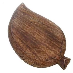 Tazón de madera con forma de hoja con acabado natural hecho a mano, ideal para servir ensaladas en la cocina y para decoración del hogar. - Product Image 5