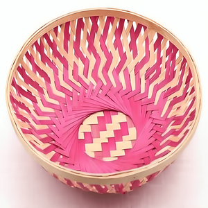 Cesta de bambú redonda tejida a mano vibrante con patrón de remolino Rosa Cuenco decorativo o para servir ecológico - Product Image 1