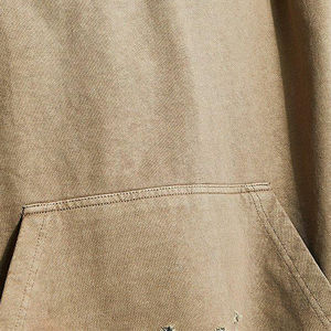 Sweat à capuche personnalisé pour homme, style streetwear, en coton biologique molletonné, avec broderie de patchs effet vieilli et technique d'impression sérigraphique - Product Image 5