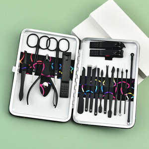 Ensemble de manucure en acier inoxydable noir personnalisé de 18 pièces coupe-ongles ciseaux oreille cuillère outils de pédicure ensemble de manucure pour nourrissons vente en gros - Product Image 1