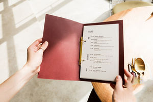 Carpeta de cuero hecha a mano de la carpeta del restaurante de la cubierta del menú A4 personalizado con el repujado de la LMC-0057 para los hoteles y los restaurantes - Product Image 3