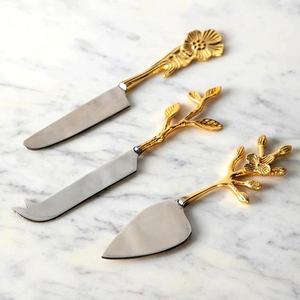 Juego de herramientas de queso de diseño real de acero inoxidable con diseñador y mango de resina de color Juego de queso de cocina de lujo dorado - Product Image 3