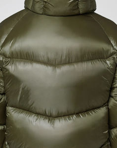 Vente en gros de manches régulières courtes pour l'hiver Fermeture à glissière complète Bouffant à capuche Rembourré personnalisé en fibre de polyester Broderie de couleur olive - Product Image 5