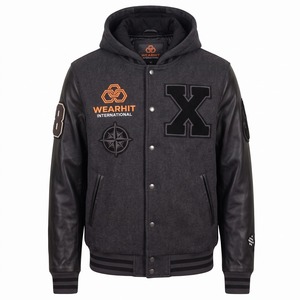 Chaqueta universitaria de béisbol personalizada, color negro carbón, con capucha, mangas de cuero y lana, parche de chenilla con brújula, transpirable y resistente al viento. - Product Image 1