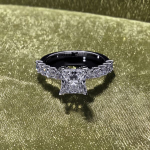 Bague en or 14 carats avec diamant CVD cultivé en laboratoire avec centre de taille princesse de 2 carats et diamants latéraux de taille princesse Design de fiançailles élégant - Product Image 1