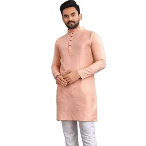 印度服装尝试一种desi男孩的外观，搭配这款永恒的多色男装时尚Kurta睡衣
