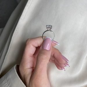 Anillo de Diamante Cultivado en Laboratorio con Corte Esmeralda de 7.00 Quilates, Anillo de Compromiso Solitario en Oro de 18K, Diseño Elegante y Minimalista, Certificado IGI - Product Image 6