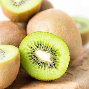 Kiwi pelado congelado a granel Kiwi pelado congelado con dulzura natural Ideal para la industria y el procesamiento de alimentos congelados - Product Image 6