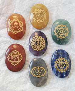 Juego curativo Reiki ovalado grabado de siete chakras al por mayor, piedra de ágata de piedras preciosas naturales con artesanías de piedra semipreciosa estilo mascota - Product Image 5