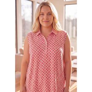 Chemise sans manches à motifs grande taille fuchsia - Product Image 1