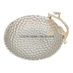 Encantadores cuencos de servicio de metal martillado de estilo antiguo con formas audaces y creativas para agregar elegancia a las mesas de comedor - Product Image 2