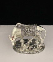 Kedatangan Baru Patung Sapi Kerajinan Tangan Aluminium dengan Bal Krishna dan Anak Sapi Kamdhenu Berlapis Perak Dekorasi Besar Hadiah