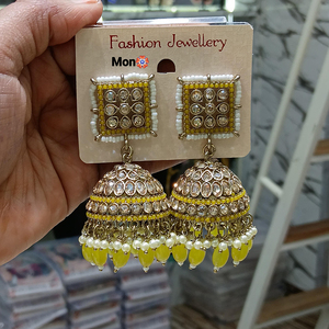 ต่างหู Jhumki ประดับด้วยคริสตัลไข่มุกและลูกปัดเครื่องประดับชาติพันธุ์สำหรับงานแต่งงานงานเลี้ยงและงานเฉลิมฉลอง - Product Image 2
